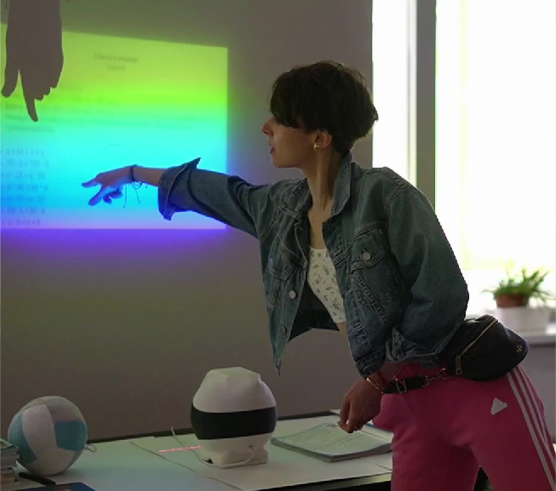 Ребёнок работает с проекцией на стене